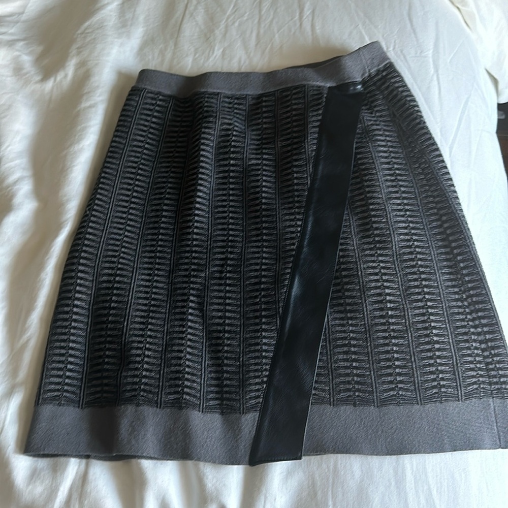 Club Monaco size XS knit skirt with real leather accent